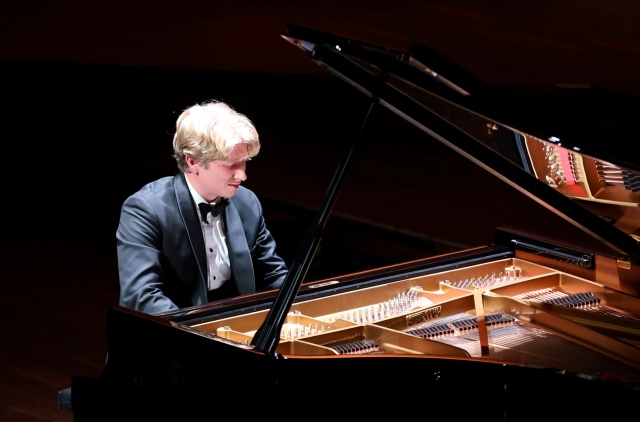 Krzysztof Wierciński – pianista. Fot. Cezary Aszkiełowicz [Filharmonia w Szczecinie] Krzysztof Wierciński zachwycił publiczność Złotej Sali Filharmonii [ROZMOWA z ARTYSTĄ, ZDJĘCIA]