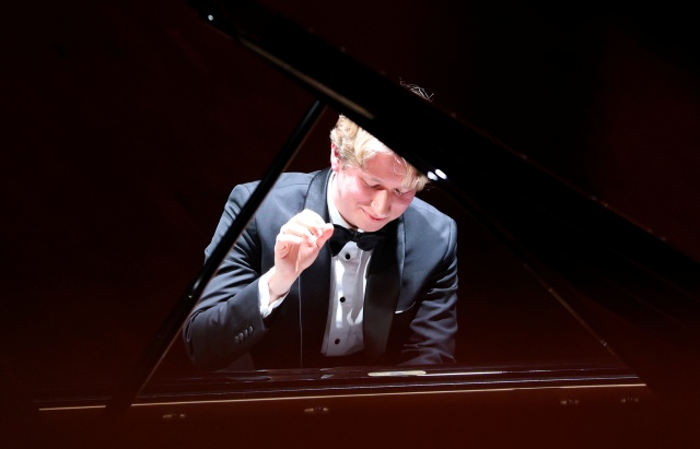 Krzysztof Wierciński – pianista. Fot. Cezary Aszkiełowicz [Filharmonia w Szczecinie] Krzysztof Wierciński zachwycił publiczność Złotej Sali Filharmonii [ROZMOWA z ARTYSTĄ, ZDJĘCIA]