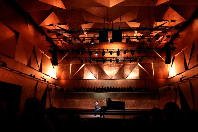 Krzysztof Wierciński – pianista. Fot. Cezary Aszkiełowicz [Filharmonia w Szczecinie] Krzysztof Wierciński zachwycił publiczność Złotej Sali Filharmonii [ROZMOWA z ARTYSTĄ, ZDJĘCIA]