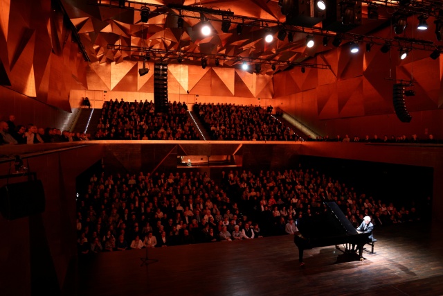 Krzysztof Wierciński – pianista. Fot. Cezary Aszkiełowicz [Filharmonia w Szczecinie] Krzysztof Wierciński zachwycił publiczność Złotej Sali Filharmonii [ROZMOWA z ARTYSTĄ, ZDJĘCIA]