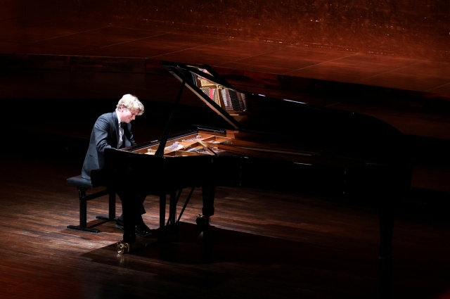 Krzysztof Wierciński – pianista. Fot. Cezary Aszkiełowicz [Filharmonia w Szczecinie] Krzysztof Wierciński zachwycił publiczność Złotej Sali Filharmonii [ROZMOWA z ARTYSTĄ, ZDJĘCIA]