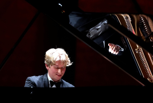 Krzysztof Wierciński – pianista. Fot. Cezary Aszkiełowicz [Filharmonia w Szczecinie] Krzysztof Wierciński zachwycił publiczność Złotej Sali Filharmonii [ROZMOWA z ARTYSTĄ, ZDJĘCIA]