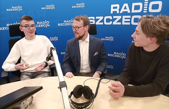 Rafał Czyżewski – bas (od lewej), Kamil Szałata – dyrygent, dyrektor Szczecińskiego Chóru Chłopięcego "Słowiki" i Mateusz Truszkowski – tenor udzielają wywiadu w Radiu Szczecin Szczeciński Chór Chłopięcy "Słowiki" ma 65 lat. Zaproszenie do Filharmonii na Koncert Galowy [ROZMOWA z DYRYGENTEM i CHÓRZYSTAMI]