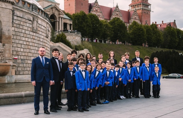 Szczeciński Chór Chłopięcy Słowiki pod dyrekcją Kamila Szałaty. Fot. Materiały prasowe zespołu Szczeciński Chór Chłopięcy "Słowiki" ma 65 lat. Zaproszenie do Filharmonii na Koncert Galowy [ROZMOWA z DYRYGENTEM i CHÓRZYSTAMI]