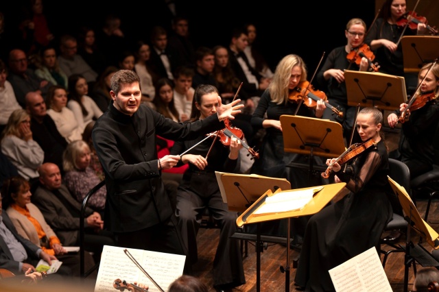 Jakub Przybycień – dyrygent. Fot. Kamila Kozioł [Filharmonia w Szczecinie] Jakub Przybycień | Istota elegancji w Złotej Sali Filharmonii [ROZMOWA z DYRYGENTEM, ZDJĘCIA]