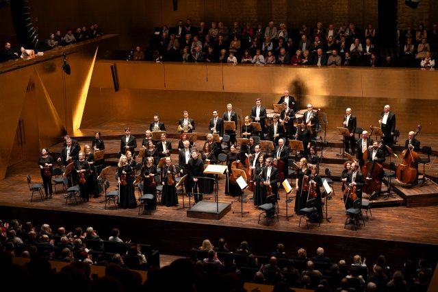 Jakub Przybycień – dyrygent i Orkiestra Filharmonii im. Mieczysława Karłowicza w Szczecinie przyjmują gorące brawa publiczności. Fot. Kamila Kozioł [Filharmonia w Szczecinie] Jakub Przybycień | Istota elegancji w Złotej Sali Filharmonii [ROZMOWA z DYRYGENTEM, ZDJĘCIA]