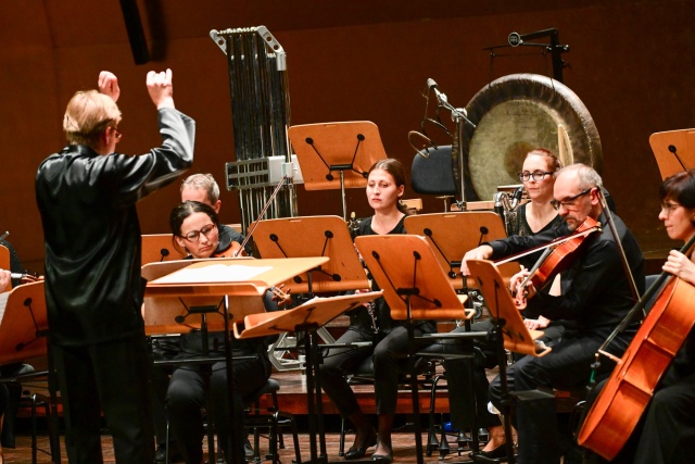 Orkiestra Muzyki Nowej pod dyrekcją Szymona Bywalca. Fot. Marcin Bielecki Szymon Bywalec z Orkiestrą Muzyki Nowej zachwycił melomanów Złotej Sali Filharmonii [ROZMOWA z DYRYGENTEM, ZDJĘCIA]