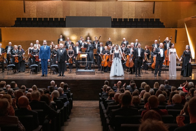 Soliści Koncertu sylwestrowego i noworocznego oraz Orkiestra Symfoniczna Filharmonii w Szczecinie pod dyrekcją Adama Banaszaka przyjmują gorące brawa publiczności. Fot. Dariusz Gorajski Maestro Adam Banaszak poprowadził Koncert sylwestrowy i noworoczny w Złotej Sali Filharmonii [ROZMOWA z DYRYGENTEM, ZDJĘCIA]