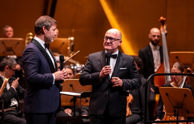 Piotr Krzystek – prezydent Szczecina (od prawej) wita publiczność Koncertu Prezydenckiego z Przemysławem Neumannem – dyrektorem naczelnym i artystycznym Filharmonii im. Mieczysława Karłowicza w Szczecinie. Fot. Sebastian Wołosz Nadzwyczajny Koncert prezydencki w Złotej Sali Filharmonii w Szczecinie [POSŁUCHAJ, ZDJĘCIA]