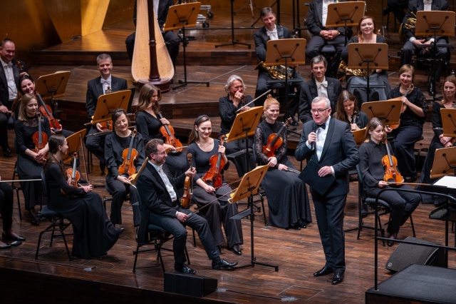 Artur Andrus prowadzi Koncert prezydencki. Fot. Sebastian Wołosz Nadzwyczajny Koncert prezydencki w Złotej Sali Filharmonii w Szczecinie [POSŁUCHAJ, ZDJĘCIA]