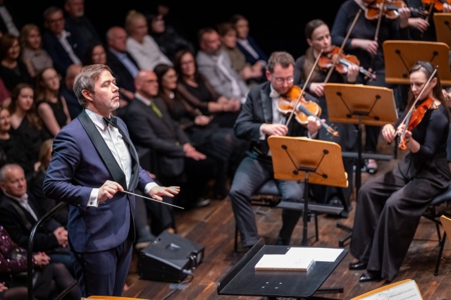 Przemysław Neumann dyryguje Orkiestrą Symfoniczną Filharmonii im. Mieczysława Karłowicza w Szczecinie. Fot. Sebastian Wołosz Nadzwyczajny Koncert prezydencki w Złotej Sali Filharmonii w Szczecinie [POSŁUCHAJ, ZDJĘCIA]