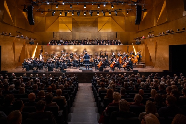 Orkiestra Symfoniczna Filharmonii im. Mieczysława Karłowicza w Szczecinie pod batutą Przemysława Neumanna. Fot. Sebastian Wołosz Nadzwyczajny Koncert prezydencki w Złotej Sali Filharmonii w Szczecinie [POSŁUCHAJ, ZDJĘCIA]