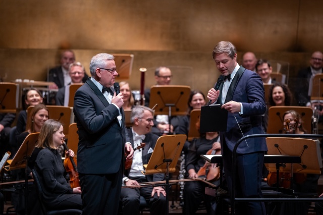 Artur Andrus (od lewej) proponuje dyr. Przemysławowi Neumannowi, by wystąpił w roli śpiewaka, natomiast A. Andrus w roli dyrygenta. Fot. Sebastian Wołosz Nadzwyczajny Koncert prezydencki w Złotej Sali Filharmonii w Szczecinie [POSŁUCHAJ, ZDJĘCIA]