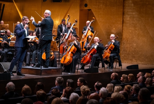 Dyrygent Przemysław Neumann śpiewa z Orkiestrą Symfoniczną Filharmonii im. Mieczysława Karłowicza w Szczecinie pod batutą Artura Andrusa. Fot. Sebastian Wołosz Nadzwyczajny Koncert prezydencki w Złotej Sali Filharmonii w Szczecinie [POSŁUCHAJ, ZDJĘCIA]