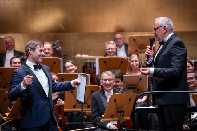 Wspólne podziękowania Przemysława Neumanna (od lewej) i Artura Andrusa za udaną zamianę ról. Fot. Sebastian Wołosz Nadzwyczajny Koncert prezydencki w Złotej Sali Filharmonii w Szczecinie [POSŁUCHAJ, ZDJĘCIA]