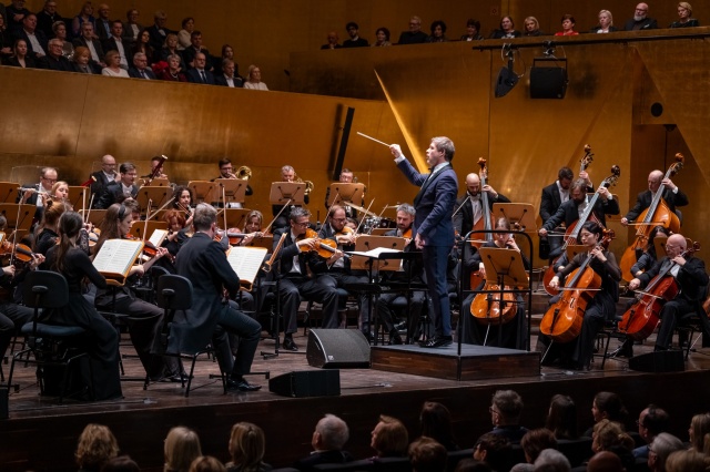 Przemysław Neumann dyryguje Orkiestrą Symfoniczną Filharmonii im. Mieczysława Karłowicza w Szczecinie. Fot. Sebastian Wołosz Nadzwyczajny Koncert prezydencki w Złotej Sali Filharmonii w Szczecinie [POSŁUCHAJ, ZDJĘCIA]
