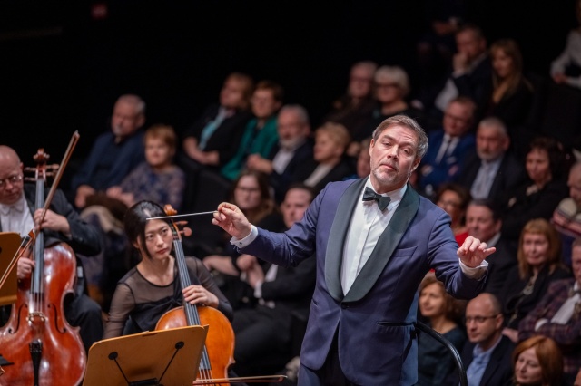 Przemysław Neumann dyryguje Orkiestrą Symfoniczną Filharmonii im. Mieczysława Karłowicza w Szczecinie. Fot. Sebastian Wołosz Nadzwyczajny Koncert prezydencki w Złotej Sali Filharmonii w Szczecinie [POSŁUCHAJ, ZDJĘCIA]