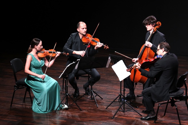 Karol Szymanowski Quartet w składzie: Agata Szymczewska – skrzypaczka (od lewej), Robert Kowalski (skrzypce), Gustaw Bafeltowski (wiolonczela), Volodia Mykytka (altówka). Fot. Cezary Aszkiełowicz Karol Szymanowski Quartet z premierowym programem w Filharmonii [POSŁUCHAJ, ZDJĘCIA]