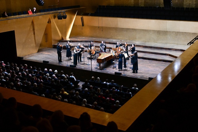 Aleksandra Świgut – pianistka gra na fortepianie Sébastiena Érarda z 1858 roku z Orkiestrą Arte dei Suonatori. Fot. Marcin Bielecki Aleksandra Świgut zachwyciła melomanów Złotej Sali Filharmonii w Szczecinie [ROZMOWA z ARTYSTKĄ, ZDJĘCIA]