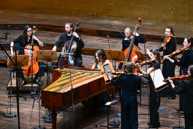 Aleksandra Świgut – pianistka gra na fortepianie Sébastiena Érarda z 1858 roku z Orkiestrą Arte dei Suonatori. Fot. Marcin Bielecki Aleksandra Świgut zachwyciła melomanów Złotej Sali Filharmonii w Szczecinie [ROZMOWA z ARTYSTKĄ, ZDJĘCIA]