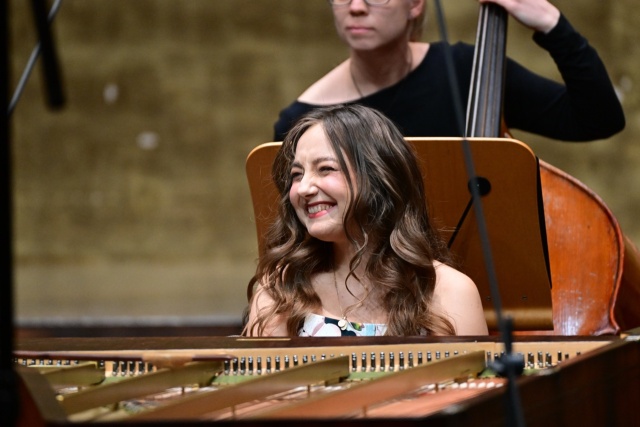 Aleksandra Świgut – pianistka zagrała ostatni akord koncertu na fortepianie Sébastiena Érarda z 1858 roku z Orkiestrą Arte dei Suonatori. Fot. Marcin Bielecki Aleksandra Świgut zachwyciła melomanów Złotej Sali Filharmonii w Szczecinie [ROZMOWA z ARTYSTKĄ, ZDJĘCIA]
