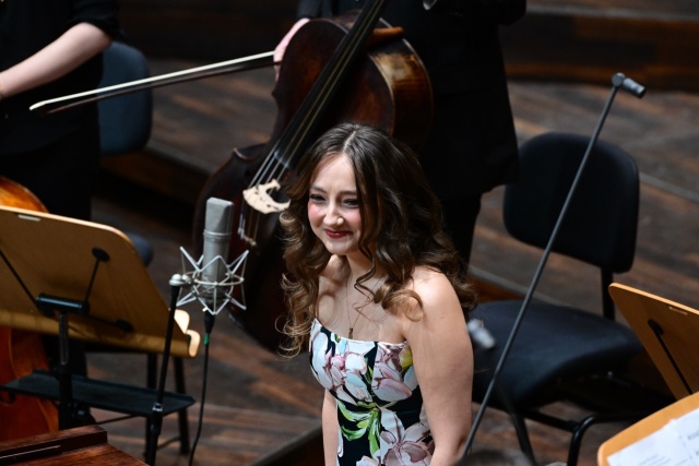 Aleksandra Świgut – pianistka i dyrygentka przyjmuje owacyjne brawa publiczności. Fot. Marcin Bielecki Aleksandra Świgut zachwyciła melomanów Złotej Sali Filharmonii w Szczecinie [ROZMOWA z ARTYSTKĄ, ZDJĘCIA]