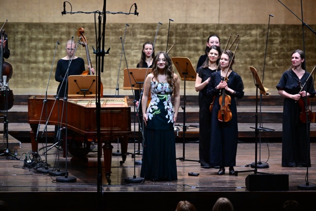 Aleksandra Świgut – pianistka i dyrygentka oraz Orkiestra Arte dei Suonatori przyjmują owacyjne brawa publiczności. Fot. Marcin Bielecki Aleksandra Świgut zachwyciła melomanów Złotej Sali Filharmonii w Szczecinie [ROZMOWA z ARTYSTKĄ, ZDJĘCIA]