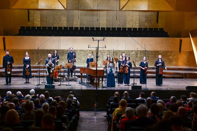 Aleksandra Świgut – pianistka i dyrygentka oraz Orkiestra Arte dei Suonatori przyjmują owacyjne brawa publiczności. Fot. Marcin Bielecki Aleksandra Świgut zachwyciła melomanów Złotej Sali Filharmonii w Szczecinie [ROZMOWA z ARTYSTKĄ, ZDJĘCIA]