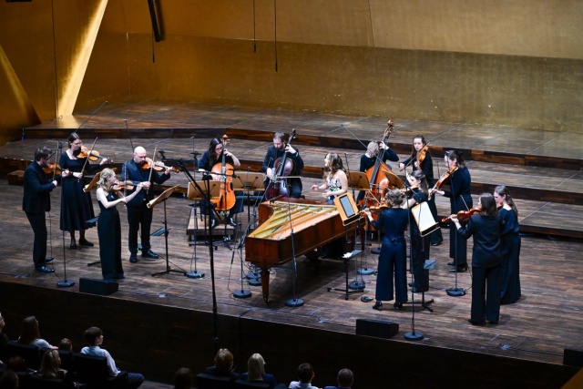Aleksandra Świgut – pianistka prowadzi zza fortepianu Sébastiena Érarda z 1858 roku Orkiestrę Arte dei Suonatori. Fot. Marcin Bielecki Aleksandra Świgut zachwyciła melomanów Złotej Sali Filharmonii w Szczecinie [ROZMOWA z ARTYSTKĄ, ZDJĘCIA]