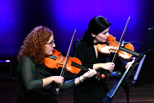 Ewa Anna Augustynowicz (od lewej) i Valeria Caponnetto – skrzypce barokowe. Fot. Marcin Bielecki Bravo bravissimo dla Giardino di Delicie. Koncert w Filharmonii im. Mieczysława Karłowicza w Szczecinie [ROZMOWA z ARTYSTKAMI, ZDJĘCIA]