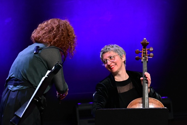 Agnieszka Oszańca (wiolonczela). Fot. Marcin Bielecki Bravo bravissimo dla Giardino di Delicie. Koncert w Filharmonii im. Mieczysława Karłowicza w Szczecinie [ROZMOWA z ARTYSTKAMI, ZDJĘCIA]