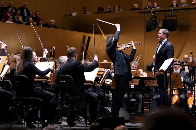 Mariusz Patyra – skrzypek z Orkiestrą Symfoniczną Filharmonii im. Mieczysława Karłowicza w Szczecinie pod batutą Przemysława Neumanna. Fot. Cezary Aszkiełowicz Mariusz Patyra zachwycił melomanów Złotej Sali Filharmonii [ROZMOWA z ARTYSTĄ, ZDJĘCIA]
