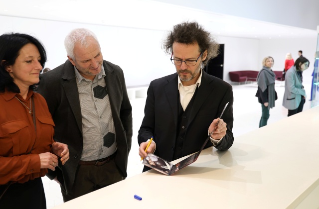 Mariusz Patyra – skrzypek składa autografy melomanom. Fot. Cezary Aszkiełowicz Mariusz Patyra zachwycił melomanów Złotej Sali Filharmonii [ROZMOWA z ARTYSTĄ, ZDJĘCIA]