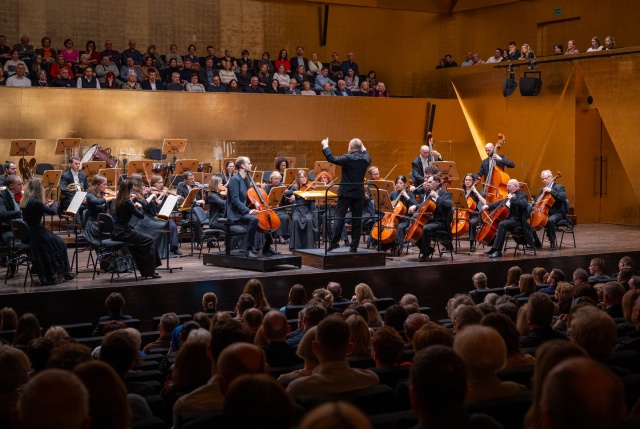 Maciej Kułakowski – wiolonczelista gra z Orkiestrą Symfoniczną Filharmonii im. Mieczysława Karłowicza w Szczecinie pod batutą Macieja Tworka. Fot. Sebastian Wołosz Maciej Kułakowski i Maciej Tworek zachwycili melomanów Filharmonii w Szczecinie [ROZMOWA z ARTYSTAMI, ZDJĘCIA]