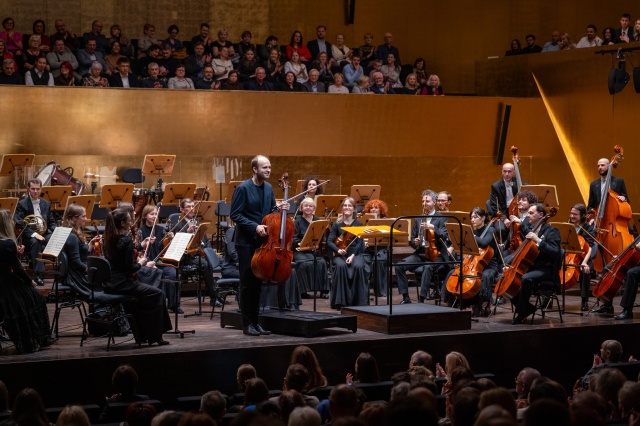 Maciej Kołakowski – wiolonczelista przyjmuje owacyjne brawa publiczności. Fot. Sebastian Wołosz Maciej Kułakowski i Maciej Tworek zachwycili melomanów Filharmonii w Szczecinie [ROZMOWA z ARTYSTAMI, ZDJĘCIA]