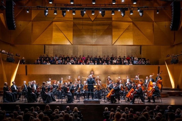 Maciej Tworek – dyrygent przyjmuje owacyjne brawa publiczności. Fot. Sebastian Wołosz Maciej Kułakowski i Maciej Tworek zachwycili melomanów Filharmonii w Szczecinie [ROZMOWA z ARTYSTAMI, ZDJĘCIA]