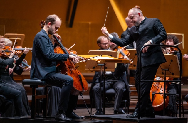 Maciej Kułakowski – wiolonczelista i Maciej Tworek – dyrygent. Fot. Sebastian Wołosz Maciej Kułakowski i Maciej Tworek zachwycili melomanów Filharmonii w Szczecinie [ROZMOWA z ARTYSTAMI, ZDJĘCIA]