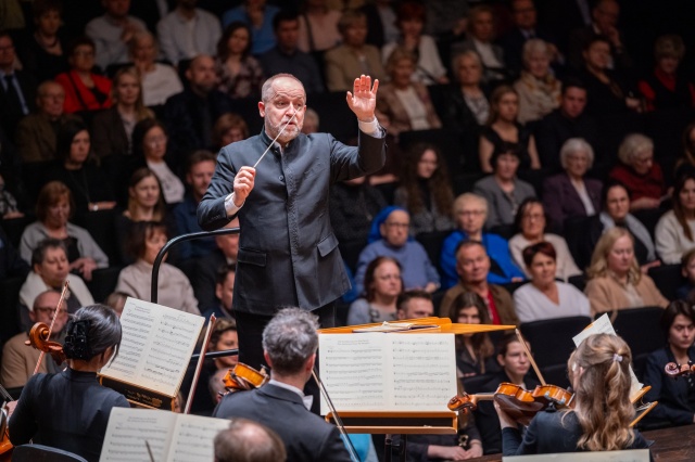 Maciej Tworek dyryguje wiolonczelistą Maciejem Kułakowskim i Orkiestrą Symfoniczną Filharmonii im. Mieczysława Karłowicza w Szczecinie. Fot. Sebastian Wołosz Maciej Kułakowski i Maciej Tworek zachwycili melomanów Filharmonii w Szczecinie [ROZMOWA z ARTYSTAMI, ZDJĘCIA]