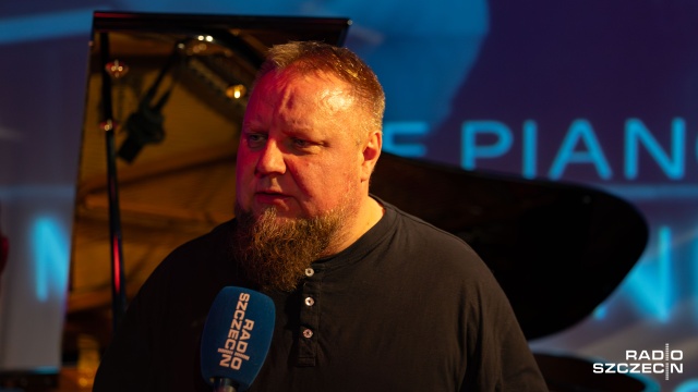 Krzysztof Baranowski udziela wywiadu Dorocie Zamolskiej. Fot. Robert Stachnik [Radio Szczecin] Krzysztof Baranowski celebrował Światowy Dzień Fortepianu w Radiu Szczecin [ROZMOWA z ARTYSTĄ, ZDJĘCIA]