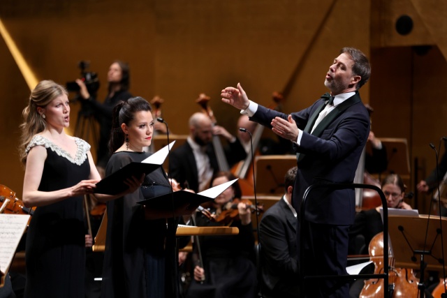 Przemysław Neumann dyryguje Justyną Rapacz – mezzosopran (od lewej), Iloną Krzywicką (sopran) i Orkiestrą Symfoniczną Filharmonii im. Mieczysława Karłowicza w Szczecinie. Fot. Cezary Aszkiełowicz [Filharmonia w Szczecinie] „Stabat Mater” Szymanowskiego i „Parsifal” Wagnera pod doskonałą batutą maestro Neumanna [ROZMOWY, ZDJĘCIA]
