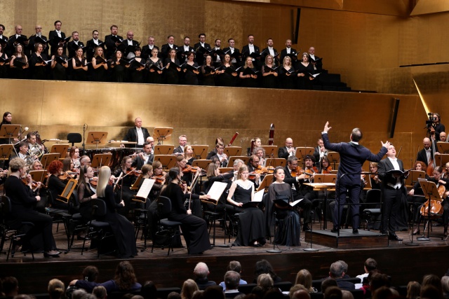 Przemysław Neumann dyryguje Adamem Kutnym – baryton (od prawej), Chórem Narodowego Forum Muzyki we Wrocławiu i Orkiestrą Symfoniczną Filharmonii im. Mieczysława Karłowicza w Szczecinie. Fot. Cezary Aszkiełowicz [Filharmonia w Szczecinie] „Stabat Mater” Szymanowskiego i „Parsifal” Wagnera pod doskonałą batutą maestro Neumanna [ROZMOWY, ZDJĘCIA]
