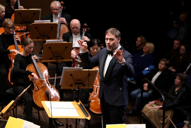 Przemysław Neumann – dyrygent. Fot. Cezary Aszkiełowicz [Filharmonia w Szczecinie] „Stabat Mater” Szymanowskiego i „Parsifal” Wagnera pod doskonałą batutą maestro Neumanna [ROZMOWY, ZDJĘCIA]