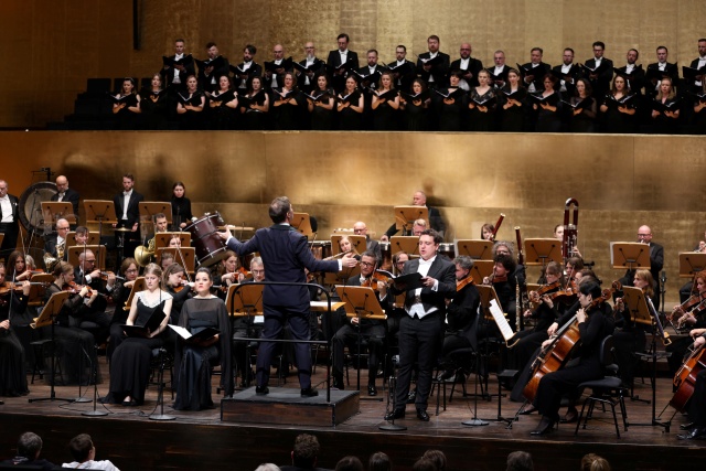 Przemysław Neumann dyryguje Adamem Kutnym – baryton (od prawej), Chórem Narodowego Forum Muzyki we Wrocławiu i Orkiestrą Symfoniczną Filharmonii im. Mieczysława Karłowicza w Szczecinie. Fot. Cezary Aszkiełowicz [Filharmonia w Szczecinie] „Stabat Mater” Szymanowskiego i „Parsifal” Wagnera pod doskonałą batutą maestro Neumanna [ROZMOWY, ZDJĘCIA]