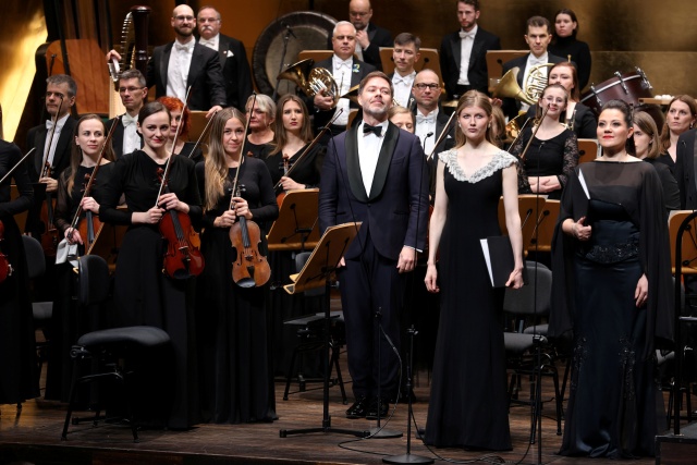 Maestro Przemysław Neumann (od lewej), Justyna Rapacz (mezzosopran), Ilona Krzywicka (sopran) i Orkiestra Symfoniczna Filharmonii im. Mieczysława Karłowicza w Szczecinie przyjmują owacyjne brawa publiczności. Fot. Cezary Aszkiełowicz [Filharmonia w Szczecinie] „Stabat Mater” Szymanowskiego i „Parsifal” Wagnera pod doskonałą batutą maestro Neumanna [ROZMOWY, ZDJĘCIA]