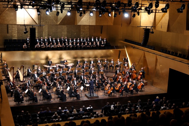 Przemysław Neumann dyryguje Chórem Narodowego Forum Muzyki we Wrocławiu i Orkiestrą Symfoniczną Filharmonii im. Mieczysława Karłowicza w Szczecinie. Fot. Cezary Aszkiełowicz [Filharmonia w Szczecinie] „Stabat Mater” Szymanowskiego i „Parsifal” Wagnera pod doskonałą batutą maestro Neumanna [ROZMOWY, ZDJĘCIA]