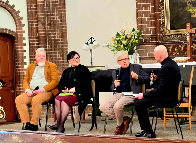 Od lewej: dr Andrzej Wątorski, dr Urszula Stawicka, dr Jaromir Brejdak oraz ks. Sławomir Sikora. "Bonhoeffer i muzyka" Fot. ze strony luteranie.szczecin.pl III Szczeciński Festiwal Bonhoeffera „ŚLADY” [POSŁUCHAJ]