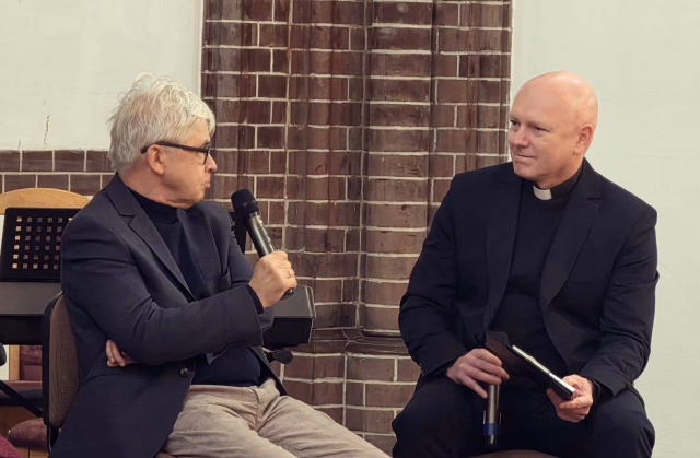 Od lewej: dr Jaromir Brejdak oraz ks. Sławomir Sikora. "Bonhoeffer i muzyka" Fot. ze strony luteranie.szczecin.pl III Szczeciński Festiwal Bonhoeffera „ŚLADY” [POSŁUCHAJ]