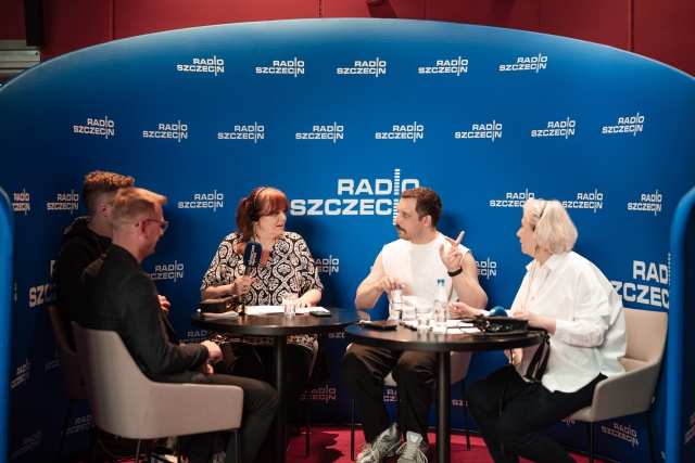 Od lewej: Tomasz Lewandowski, Michał Rogulski, Małgorzata Frymus, Michał Buszewicz, Agata Rokicka. Kontrapunktowe studio Radia Szczecin w Teatrze Polskim. Fot. Piotr Nykowski Radio Szczecin na Kontrapunkcie [POSŁUCHAJ/GALERIA ZDJĘĆ]