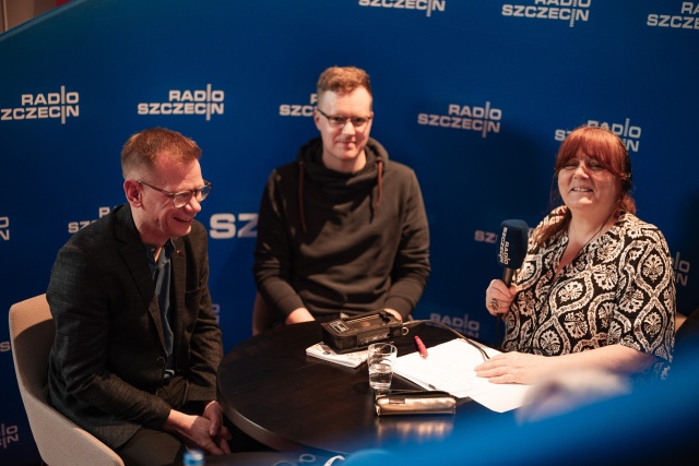 Od lewej: Tomasz Lewandowski, Michał Rogulski, Małgorzata Frymus. Kontrapunktowe studio Radia Szczecin w Teatrze Polskim. Fot. Piotr Nykowski Radio Szczecin na Kontrapunkcie [POSŁUCHAJ/GALERIA ZDJĘĆ]