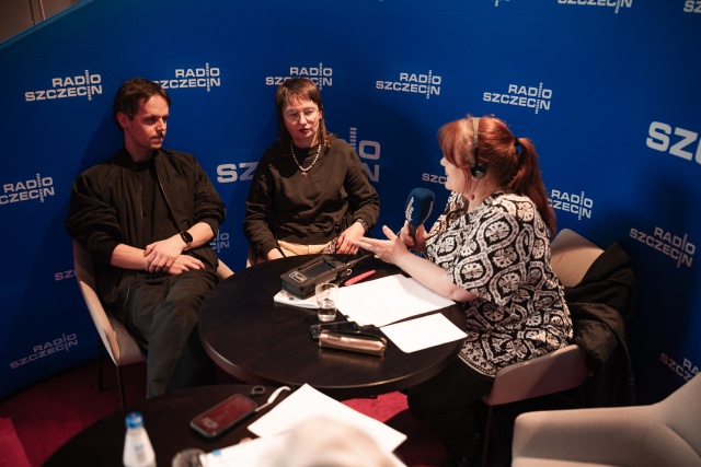 Piotr Wawer Jr., Weronika Szczawińska i Małgorzata Frymus. Kontrapunktowe studio Radia Szczecin w Teatrze Polskim. Fot. Piotr Nykowski Radio Szczecin na Kontrapunkcie [POSŁUCHAJ/GALERIA ZDJĘĆ]